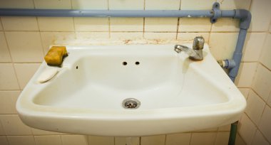 görüntü bozuk su musluk ile eski lavabo .