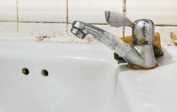 Bild Eines Alten Waschbeckens Mit Beschädigtem Wasserhahn — Stockfoto