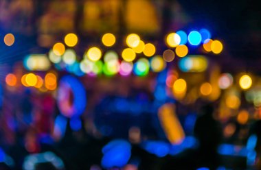 Sıcak renkli ışıklarla bulanık bokeh arkaplan resmi 