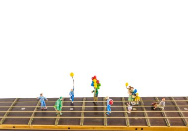 gitar ve balon doğum günü partisi içinde mutlu küçük bebek.