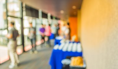 görüntü için arka plan kullanım koridorda yürürken insan bulanıklık.