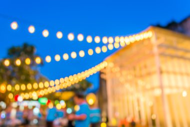 Sanatsal stil - ufuk gece sokak soyut doku, geceleri bokeh Caddesi üzerinde şehir ile arka plan bulanık.