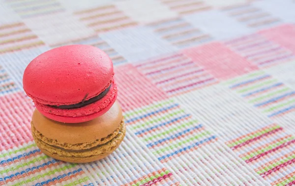 Macaron francesi dolci e colorati su fondo di panno di cotone . — Foto Stock