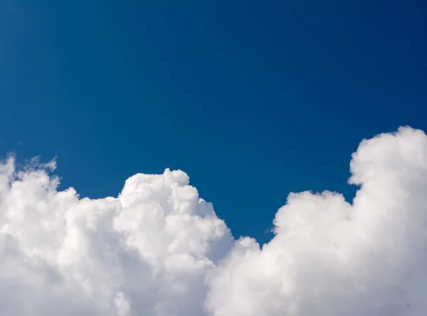 昼間の青空と白い雲のイメージを背景に — ストック写真