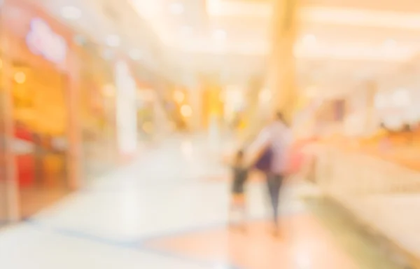 Imagem turva de shopping center e pessoas . — Fotografia de Stock