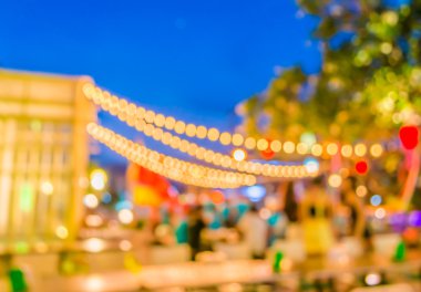 Sanatsal stil - ufuk gece sokak soyut doku, geceleri bokeh Caddesi üzerinde şehir ile arka plan bulanık.