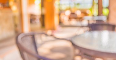 Arka plan kullanımı için Bokeh ile gündüz vakti kahve dükkanının bulanık görüntüsü.