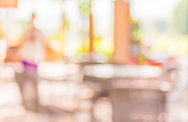 Arka plan kullanımı için Bokeh ile gündüz vakti kahve dükkanının bulanık görüntüsü.