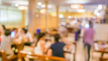 Arka plan kullanımı için Bokeh ile gündüz vakti kahve dükkanının bulanık görüntüsü.