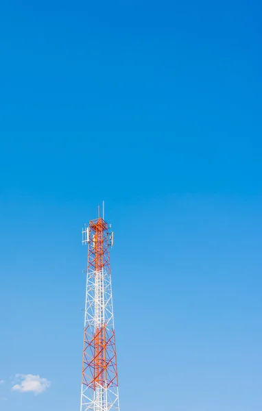 Bild Eines Tele Funkmastes Mit Blauem Himmel Zur Hintergrundnutzung — Stockfoto