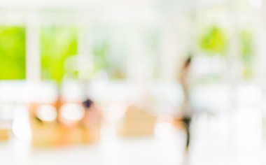 Oturma odasında oturan insanların bulanık görüntüsü .