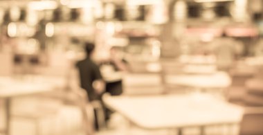 Bokeh imajı olan bir kafenin arka planı bulanık.