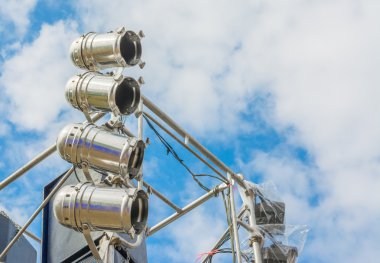 Sahne ışığı ve ses donanımları.