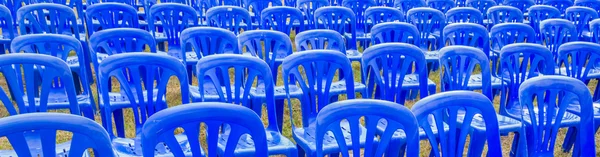 Blaue Plastikstühle — Stockfoto