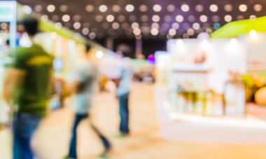 Arkaplan kullanımı için fuardaki insanların bulanık görüntüsü .