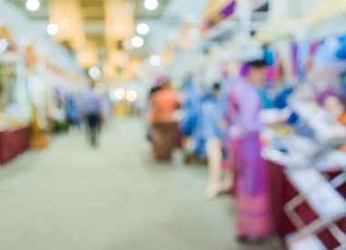 Arkaplan kullanımı için fuardaki insanların bulanık görüntüsü .