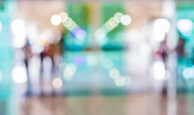 Bulanık bir geçmişi olan modern bir iş merkezinin lobisindeki insanların bulanık görüntüsü..