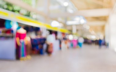 Güneşli bir günde pazar yerinde yürüyen insanların bulanık görüntüsü, Bokeh ile arka plan bulanık