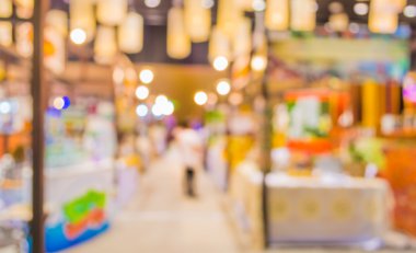 Arkaplan kullanımı için fuardaki insanların bulanık görüntüsü .