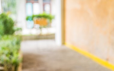 yeşil bahçe için arka plan kullanım için açık alan ile boş koridor görüntü bulanıklığı.