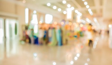 Alışveriş merkezinin ve insanların bulanık görüntüsü 