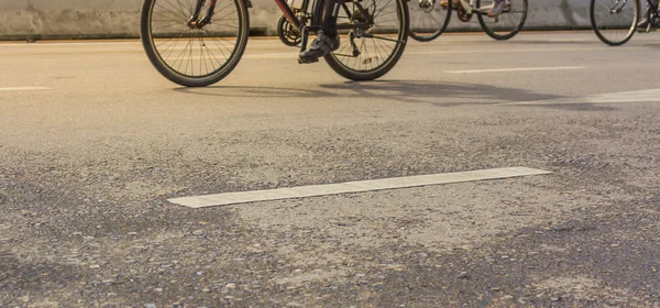 Bilden av asfalterad väg och cykel med skylt för bakgrunden användning. — Stockfoto