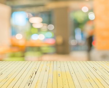 Bokeh imajı olan bir kafenin arka planı bulanık .