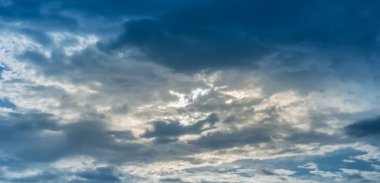 Yağmur damlası görüntüsünden önce gelen siyah bulut görüntüsü .