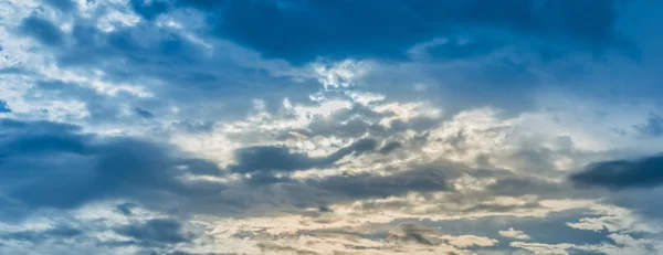 雨が降る前に来る黒い雲のイメージ — ストック写真