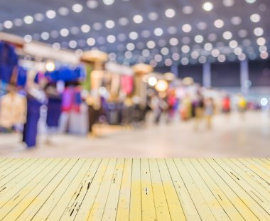 Alışveriş merkezinin bulanık görüntüsü ve arka plan kullanımı için insanlar.