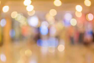 Arkaplan kullanımı için Bokeh ile gece vakti uzun boş koridorun bulanık görüntüsü.