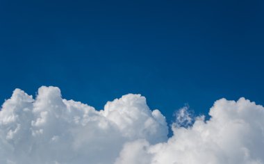 Arkadaki kullanım için mavi gökyüzünde beyaz kümülüs bulutları.