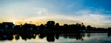 siluet panorama ağaç ve günbatımı gökyüzü arka plan görüntüsünü vurdu .