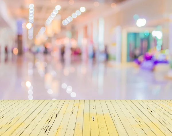 Imagem turva de shopping center e pessoas para uso em segundo plano. — Fotografia de Stock