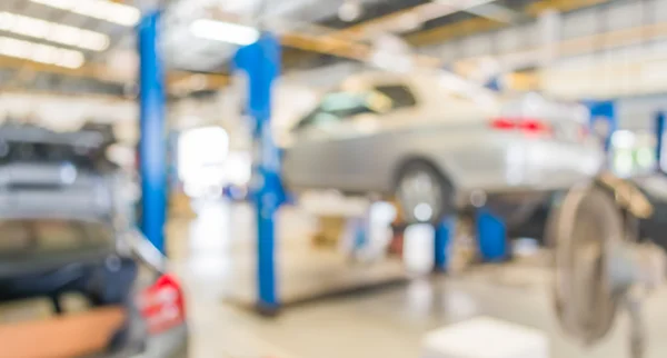 Unschärferelation von Arbeiter, der Auto in Garage repariert. — Stockfoto