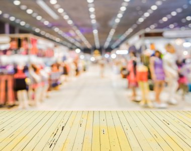 Alışveriş merkezinde yürüyen insanların bulanık görüntü bokeh ile arka plan bulanıklık .