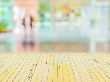 Bulanık bir geçmişi olan modern bir iş merkezinin lobisindeki insanların bulanık görüntüsü..