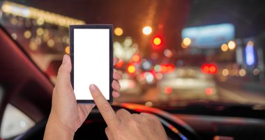 Gece vakti trafik sıkışıklığından gelen bokeh ışıkları olan içerideki arabaların bulanık görüntüsü.