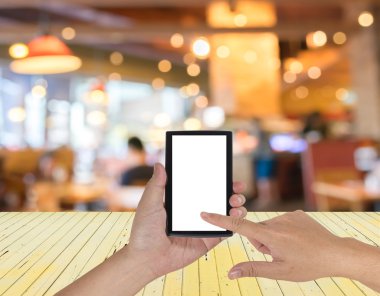 Boş ahşap masa ve kafeterya bokeh görüntü ile arka plan bulanıklık.