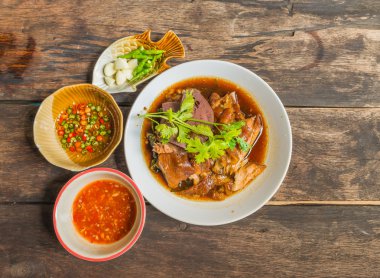 Tay tarzında domuz bacağı pot Komposto  