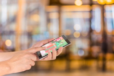 Erkek el bir modern dokunmatik ekran telefon tutarak ve görüntü bulanıklığı