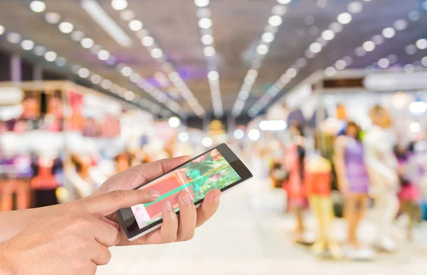 Erkek el bir modern dokunmatik ekran telefon tutarak ve görüntü bulanıklığı