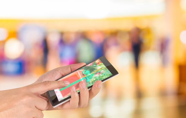 Bir Modern Dokunmatik Ekran Telefon Bulanık Görüntü Alışveriş Merkezinde Yürüyen — Stok fotoğraf