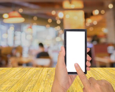 Erkek el bir modern dokunmatik ekran telefon tutarak ve bokeh arka plan bulanık