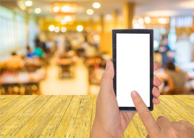 bir modern dokunmatik ekran telefon erkek elini tutuyor