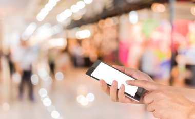 Alışveriş merkezinde yürüyen insanların bulanık görüntü bulanıklığı backgrou