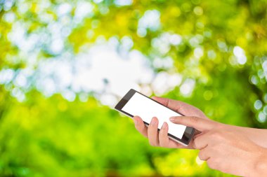Erkek el bir modern dokunmatik ekran telefon tutarak ve görüntü bulanıklığı 