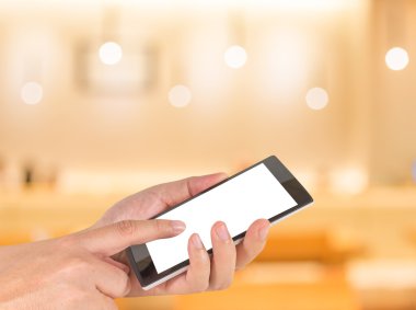 bir modern dokunmatik ekran telefon ve kafeterya erkek elini tutuyor