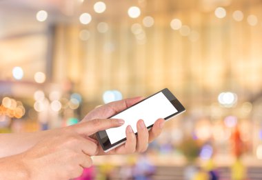 erkek ele modern sahip dokunmatik ekran telefon ve bulanık ıma