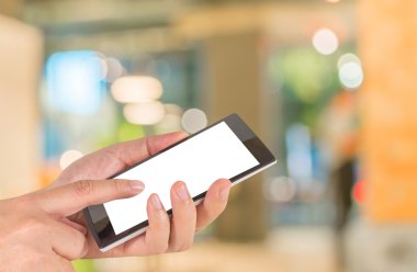 bir modern dokunmatik ekran telefon ve kafeterya erkek elini tutuyor